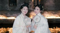 Seru banget ya kebersamaan Natasha Wilona dengan ibundanya ini. Foto: Instagram: @natashawilona12