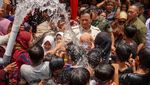 Potret Prabowo Main Air Bersama Warga Saat Resmikan Sumur di Banyumas