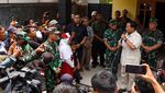 Potret Prabowo Main Air Bersama Warga Saat Resmikan Sumur di Banyumas