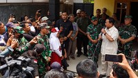 Menhan Prabowo Subianto (kanan kedua) berdialog dengan warga penerima air bersih yang dihasilkan dari instalasi sumur bor bantuan dari Kementrian Pertahanan di Desa Suro, Kalibagor, Banyumas, Jateng, Minggu (29/10/2023). 