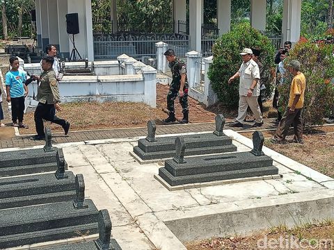 Prabowo Subianto saat berziarah ke makam leluhurnya di Desa Dawuhan, Kecamatan/Kabupaten Banyumas, Jateng, Minggu (29/10/2023).