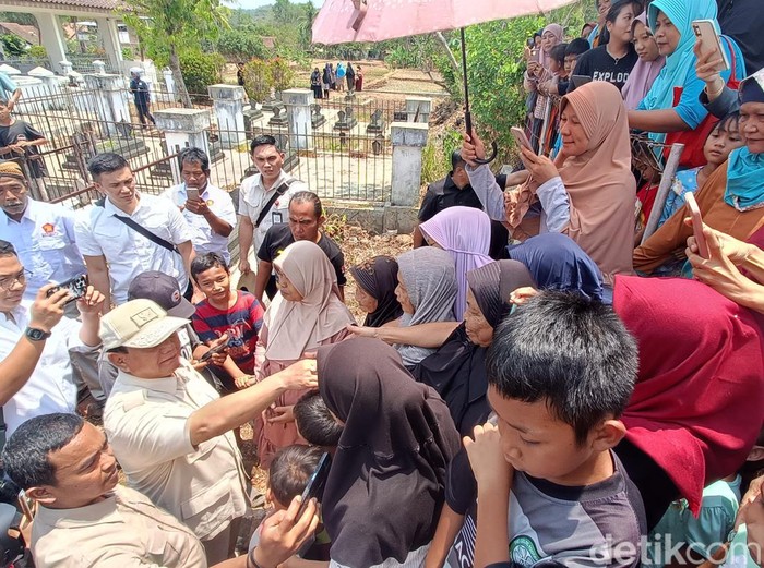 Prabowo Subianto saat berziarah ke makam leluhurnya di Desa Dawuhan, Kecamatan/Kabupaten Banyumas, Jateng, Minggu (29/10/2023).