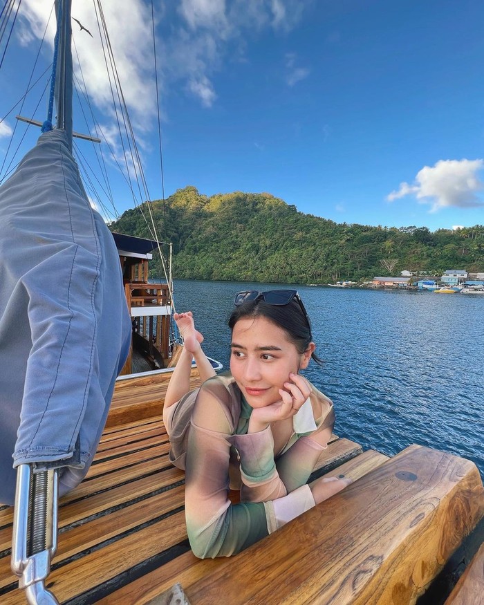 Prilly Latuconsina di Banda Neira