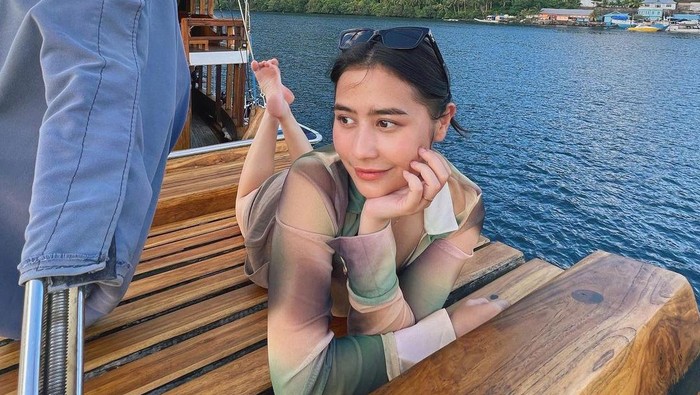 Prilly Latuconsina di Banda Neira