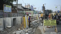 Sejumlah pekerja tengah melakukan pengerjaan revitalisasi trotoar di Margonda, Depok, Jawa Barat, Minggu (29/10/2023). 
