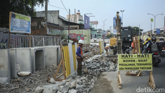 Pemerintah Kota (Pemkot) Depok melalui Dinas Pekerjaan Umum dan Penataan Ruang (DPUPR) kembali melanjutkan proyek trotoar Segmen I dan penataan trotoar Segmen II di Jalan Margonda, Minggu (29/10/2023).