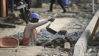 Pemerintah Kota (Pemkot) Depok melalui Dinas Pekerjaan Umum dan Penataan Ruang (DPUPR) kembali melanjutkan proyek trotoar Segmen I dan penataan trotoar Segmen II di Jalan Margonda.  