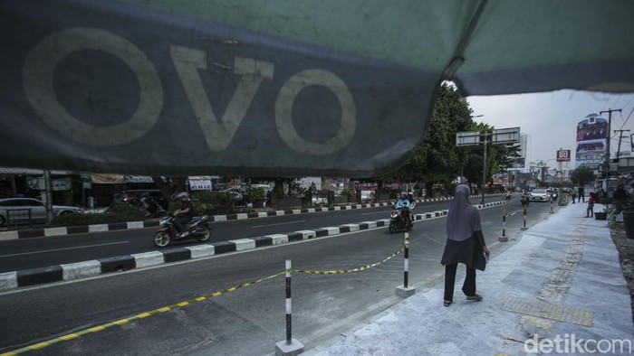 Pemerintah Kota (Pemkot) Depok melalui Dinas Pekerjaan Umum dan Penataan Ruang (DPUPR) kembali melanjutkan proyek trotoar Segmen I dan penataan trotoar Segmen II di Jalan Margonda, Minggu (29/10/2023).