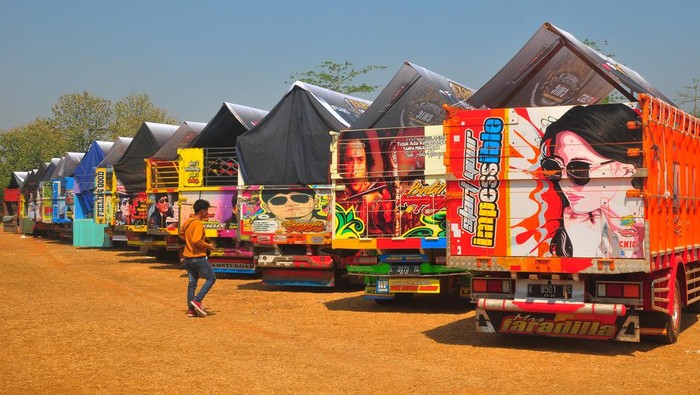 Pengunjung menyaksikan kontes modifikasi truk di lapangan Desa Kandangmas, Dawe, Kudus, Jawa Tengah, Minggu (29/10/2023). Kontes yang diikuti sekitar 900 truk dari seluruh Indonesia itu sebagai ajang apresiasi dan kreativitas di bidang otomotif serta ajang silaturahim bagi para komunitas penggemar modifikasi truk. ANTARA FOTO/Yusuf Nugroho/nz