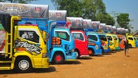 Pengunjung menyaksikan kontes modifikasi truk di lapangan Desa Kandangmas, Dawe, Kudus, Jawa Tengah, Minggu (29/10/2023). 
