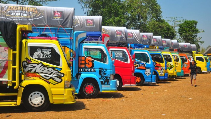 Pengunjung menyaksikan kontes modifikasi truk di lapangan Desa Kandangmas, Dawe, Kudus, Jawa Tengah, Minggu (29/10/2023). Kontes yang diikuti sekitar 900 truk dari seluruh Indonesia itu sebagai ajang apresiasi dan kreativitas di bidang otomotif serta ajang silaturahim bagi para komunitas penggemar modifikasi truk. ANTARA FOTO/Yusuf Nugroho/nz