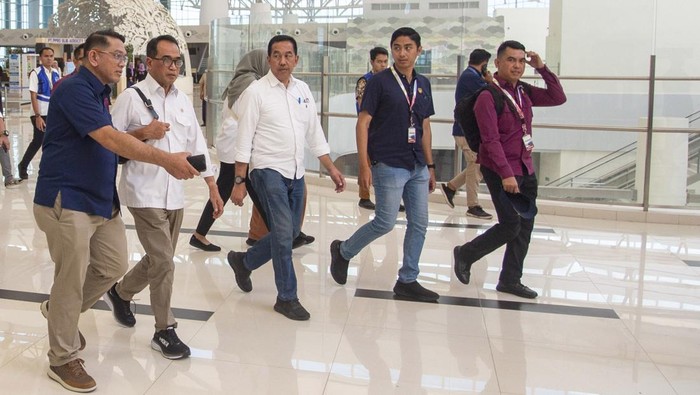 Resmi! Hari Ini Semua Penerbangan Bandara Husein Sastranegara Pindah ke Kertajati Dua pesawat lepas landas dari Bandara Internasional Jawa Barat (BIJB) di Kertajati, Majalengka, Jawa Barat, Minggu (29/10/2023). Kementerian Perhubungan memindahkan semua penerbangan dari Bandara Husein Sastranegara Bandung ke Bandara Internasional Jawa Barat per tanggal 29 Oktober 2023. ANTARA FOTO/Dedhez Anggara/YU