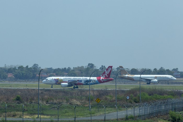 Dua pesawat lepas landas dari Bandara Internasional Jawa Barat (BIJB) di Kertajati, Majalengka, Jawa Barat, Minggu (29/10/2023). Kementerian Perhubungan memindahkan semua penerbangan dari Bandara Husein Sastranegara Bandung ke Bandara Internasional Jawa Barat per tanggal 29 Oktober 2023. ANTARA FOTO/Dedhez Anggara/YU