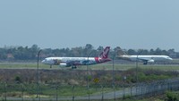 Dua pesawat lepas landas dari Bandara Internasional Jawa Barat (BIJB) di Kertajati, Majalengka. 