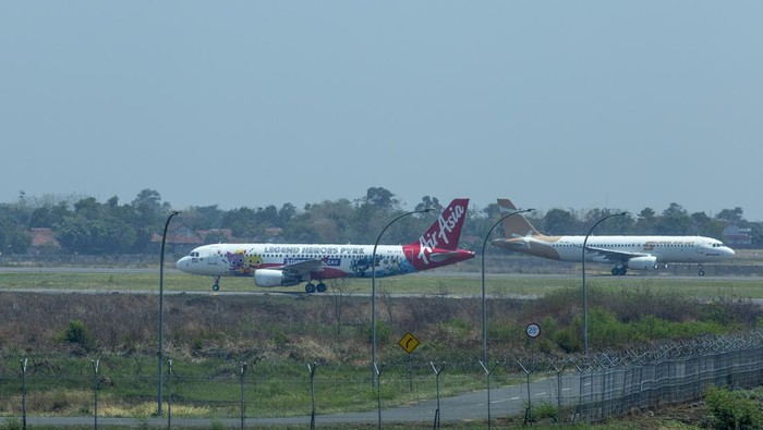 Resmi! Hari Ini Semua Penerbangan Bandara Husein Sastranegara Pindah ke Kertajati Dua pesawat lepas landas dari Bandara Internasional Jawa Barat (BIJB) di Kertajati, Majalengka, Jawa Barat, Minggu (29/10/2023). Kementerian Perhubungan memindahkan semua penerbangan dari Bandara Husein Sastranegara Bandung ke Bandara Internasional Jawa Barat per tanggal 29 Oktober 2023. ANTARA FOTO/Dedhez Anggara/YU