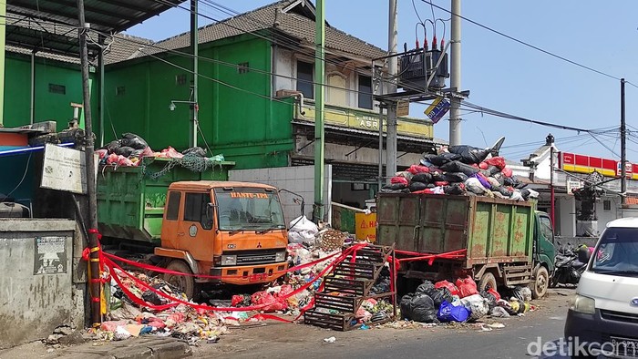 Salah satu TPS yang penuh yakni TPS Jalan Pulau Kawe, Kota Denpasar. Dua buah truk pengangkut sampah tampak masih berada di TPS tersebut. Truk itu masih berisi sampah yang belum dikirim.