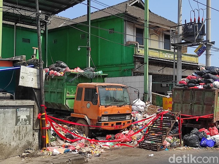 Salah satu TPS yang penuh yakni TPS Jalan Pulau Kawe, Kota Denpasar. Dua buah truk pengangkut sampah tampak masih berada di TPS tersebut. Truk itu masih berisi sampah yang belum dikirim.