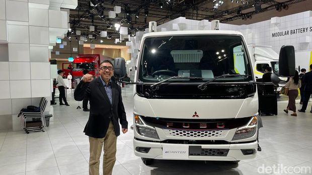 Sales and Marketing Director KTB Duljatmono di pameran Japan Mobility Show 2023