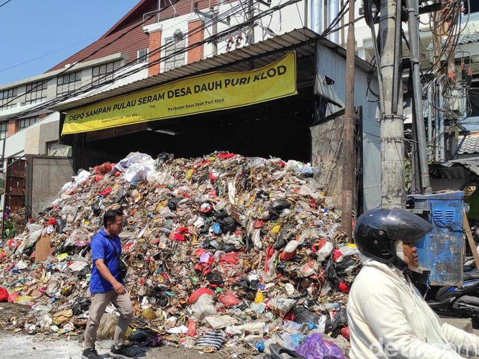 Sampah berjibun hingga ke jalan di Depo Sampah Jalan Pulau Seram, Desa Dauh Puri Kelod, tepatnya di sebelah pintu barat Level Twenty One Mall, Kota Denpasar. Warga yang melintas di depan TPS dengan berjalan kaki harus memakai badan jalan.