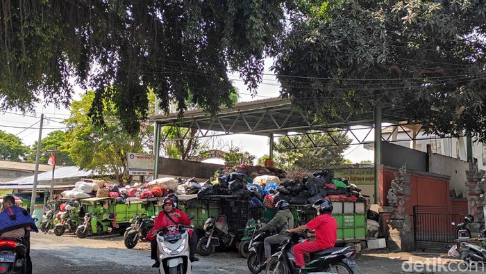 Sampah menumpuk juga dijumpai di TPS Pasar Kreneng. Di TPS ini terlihat di dalam TPS sampah sudah berjibun.