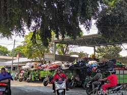 Sampah menumpuk juga dijumpai di TPS Pasar Kreneng. Di TPS ini terlihat di dalam TPS sampah sudah berjibun. (Foto: I Wayan Sui Suadnyana/detikBali)