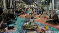 Puncak sedekah bumi akan berlangsung hari ini, Minggu (29/10/2023) pagi. Nantinya akan ada acara tapak tilas dengan berjalan kaki mulai Makam Raden Sawunggaling menuju kantor Pemerintah Kota Surabaya. Foto: Jemmi Purwodianto/detikJatim
