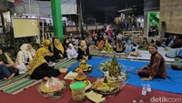 Warga terlihat guyub. Mereka tak terlihat berebut tumpeng karena memang jumlah tumpeng yang tersedia lebih dari cukup. Foto: Jemmi Purwodianto/detikJatim