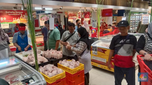 Sejumlah pengunjung Transmart Cempaka Putih melihat produk fresh saat Transmart full day sale kembali hadir. (CNBC Indonesia/Eqqi Saputra)