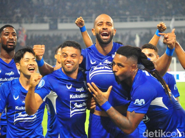 Selebrasi Lucao usai menjebol gawang Persija di Stadion Jatidiri Semarang, Minggu (29/10/2023).