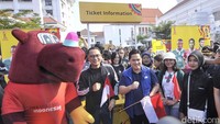 Ketua Umum PSSI Erick Thohir bersama Walikota Surabaya Eri Cahyadi juga mengenalkan maskot Piala Dunia U-17 yakni Bacuya.