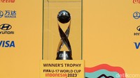 Trophy Piala Dunia U-17 tersebut sempat di perkenalkan kepada masyarakat Kota Surabaya di Balai Pemuda.