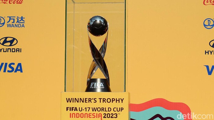 semarak arak-arakan bola raksasa piala dunia U-17 di surabaya