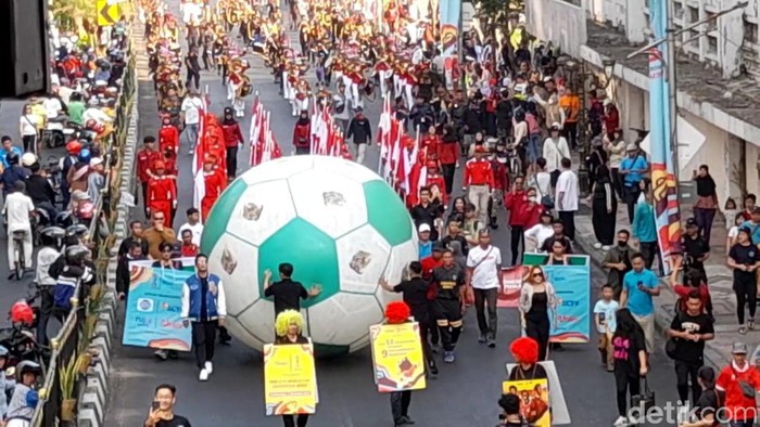 Semarak arak-arakan bola raksasa Piala Dunia U-17 di Surabaya