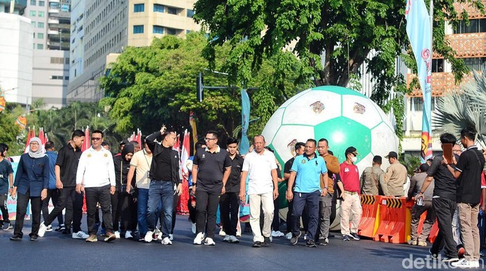semarak arak-arakan bola raksasa piala dunia U-17 di surabaya