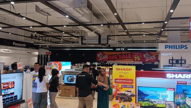 Suasana saat berlangsungya Full Day Sale di Transmart Cempaka Putih, Jakarta, Minggu (29/10/2023). (CNBC Indonesia/Eqqi Saputra)