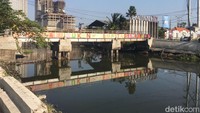 kini sungai kembali mengalir sebagai mana mestinya dan petugas juga selalu siaga dalam proses pembersihan sungai.