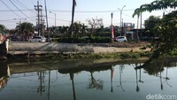 Alat berat dan juga perahu karet dilibatkan dalam proses pembersihan eceng gondok yang sebelumnya seperti hamparan hijau.