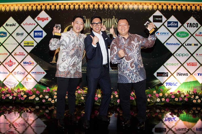 Superbrands Award 2023 Dua perusahaan yang mengikuti program coaching bisnis dari Coach Yusman sukses meraih Superbrands Award tahun 2023. IntiSolar dan Lemone, nama dua perusahaan dari industri yang berbeda, diharapkan menjadi inspirasi bagi pengusaha lainnya yang bisa sukses dari