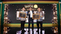 Direktur PT Lemone Surya Indonesia Stephanus Bundiarto dan Direktur Inti Solar Yoseph Chandra menerima Superbrands Award 2023. Coach Yusman juga hadir dalam acara penyerahan penghargaan tersebut.