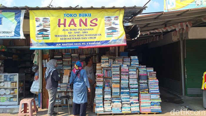 Toko Buku Hans milik Hasan di Palasari