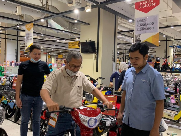 Transmart Full Day Sale kasih diskon besar untuk pembelian sepeda listrik.