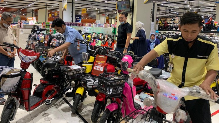 Pelanggan antusias membeli sepeda listrik yang diskon di Transmart Full Day Sale Kota Kasablanka