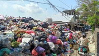 Tumpukan sampah paling tinggi terlihat di TPS Desa Adat Batuyang, Jalan Cok Agung Tresna 2, Kota Denpasar. Sampah di lokasi ini bahkan meluber hingga memakan setengah badan jalan. Seorang pengendara sepeda motor tampak kesulitan untuk lewat di jalan tersebut akibat sampah yang meluber menutupi setengah badan jalan. (Foto: I Wayan Sui Suadnyana/detikBali)