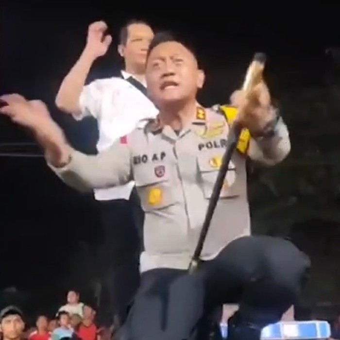 Viral Kapolres Binjai AKBP Rio Alexander Panelewen berlutut di hadapan warga untuk memohon agar tidak main hakim sendiri terhadap terduga pencuri motor.