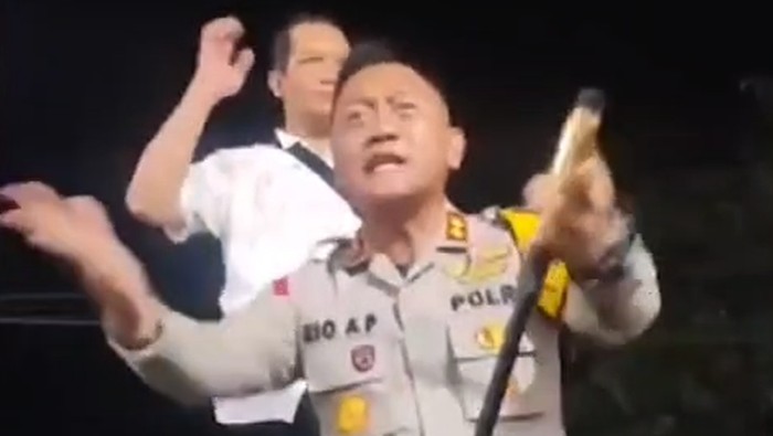 Viral Kapolres Binjai AKBP Rio Alexander Panelewen berlutut di hadapan warga untuk memohon agar tidak main hakim sendiri terhadap terduga pencuri motor.