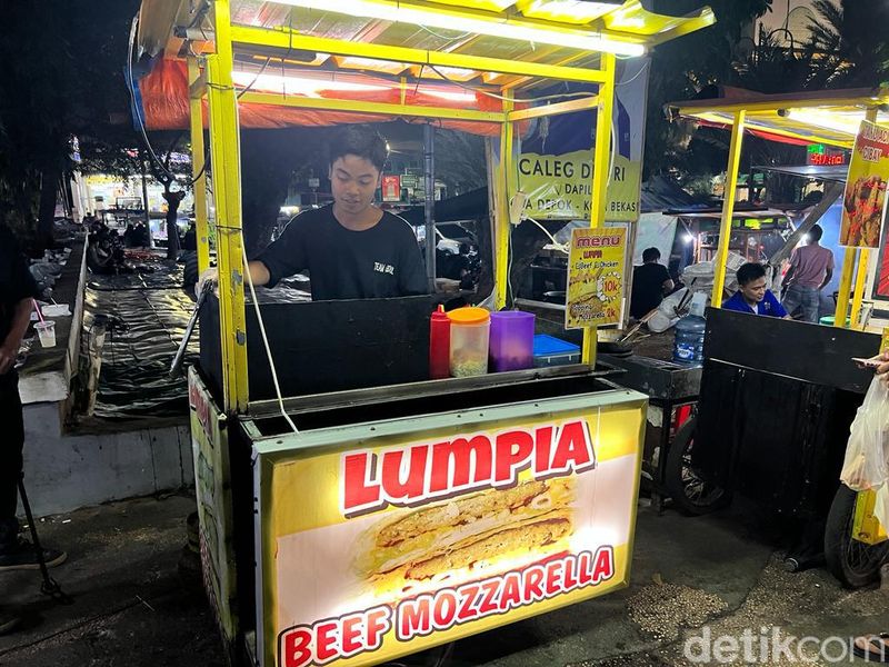 Wah! Di Alun-alun Bekasi Ada Lumpia dan Pancake yang Dijual 'Oppa Korea'