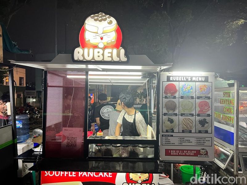 Wah! Di Alun-alun Bekasi Ada Lumpia dan Pancake yang Dijual 'Oppa Korea'