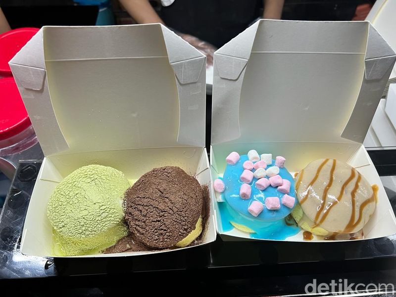 Wah! Di Alun-alun Bekasi Ada Lumpia dan Pancake yang Dijual 'Oppa Korea'