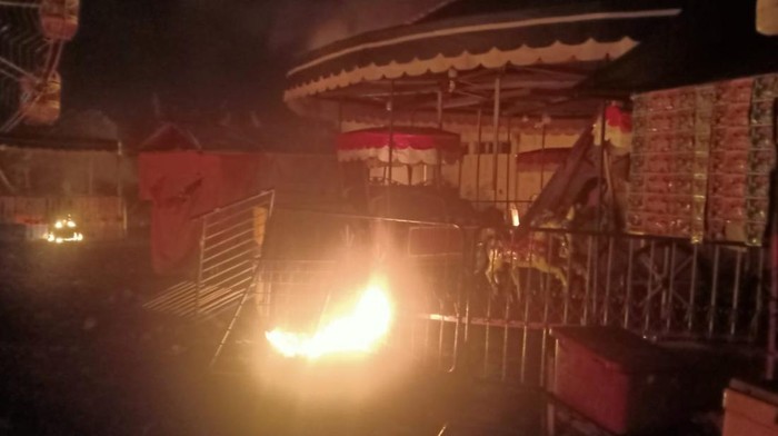 Warga di Serang membakar wahana di Pasar Malam usai ada anak tersengat listrik (Bahtiar Rifai/detikcom)