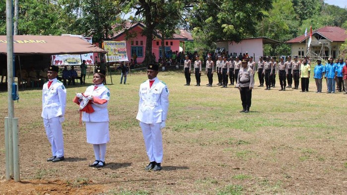 Warga Maybrat merayakan Hari Sumpah Pemuda.